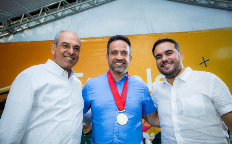 Nos 150 anos de Quebrangulo, Paulo Dantas recebe o título de comendador da cidade e faz entregas do Programa Fortalece