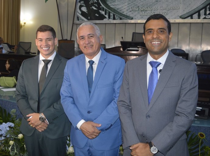 Secretário-geral do Sindav/AL, Limmerck Pacífico Dantas, recebe Comenda Omar Coelho de Mello na ALE