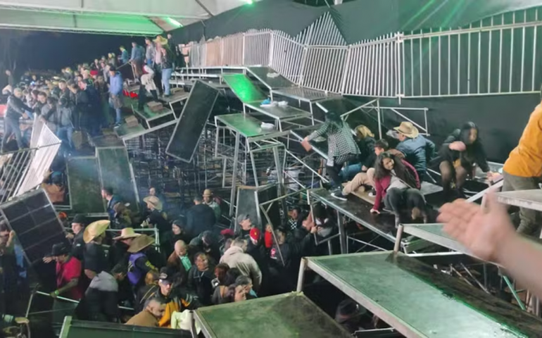 Arquibancada desaba em rodeio e deixa 60 feridos em SP