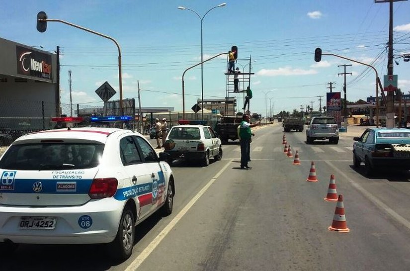 Em parceria com o DER/AL, SMTT de Arapiraca conserta semáforo na AL-220