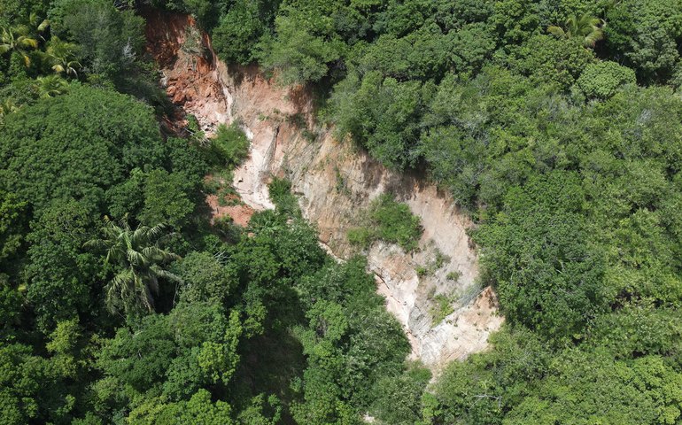 Defesa Civil de Maceió monitora áreas afetadas por erosão e deslizamento de massa