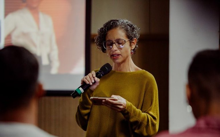 Pesquisadoras discutem violências de gênero, raça e classe a mulheres jornalistas