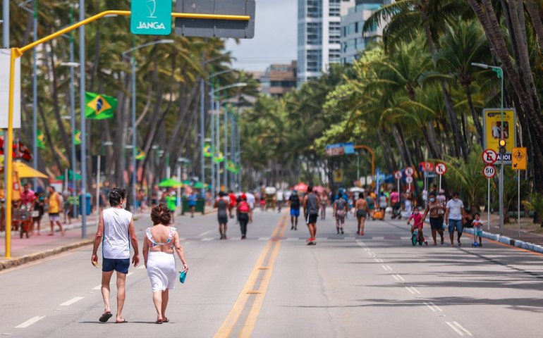 Dia das Mães com sol e alta temperatura em Maceió