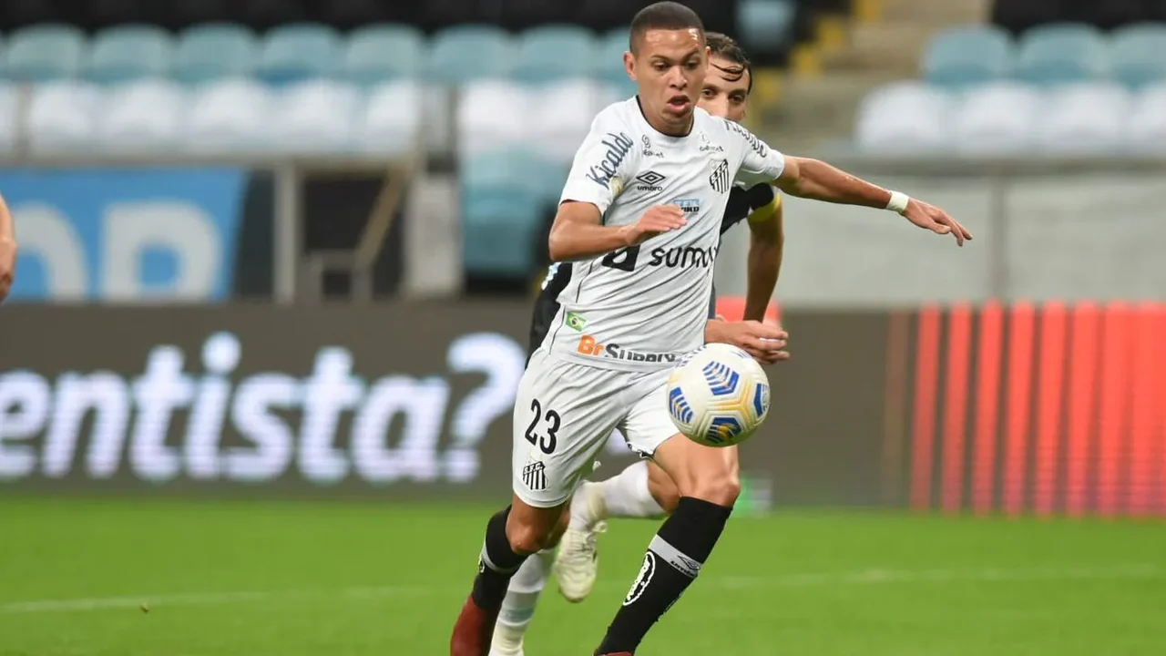 Guilherme anota duas vezes e garante vitória do líder Santos sobre o Guarani