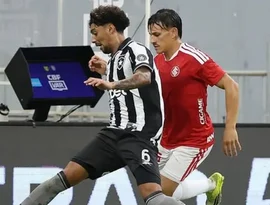 Botafogo fica duas vezes à frente do placar, mas cede empate ao Inter no Mané Garrincha