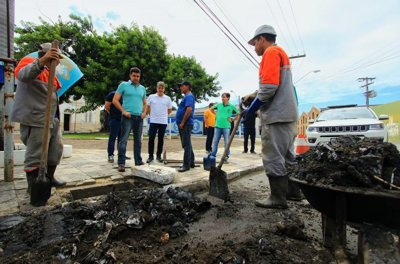 Sábado de trabalho: Rui acompanha recuperação de vias no Jaraguá