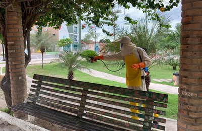 Prefeitura desinfecta Mercado do Artesanato e Bosque das Arapiracas contra o coronavírus 
