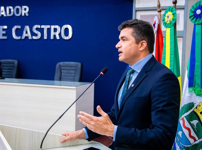 Rui Palmeira protocola projeto para proibir propaganda de bets em áreas públicas de Maceió