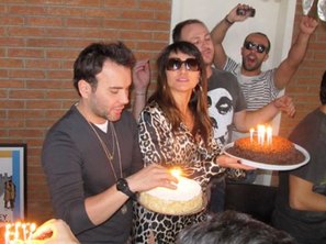 A turma acende as 30 velas nos três bolos