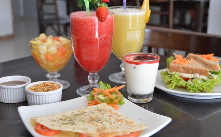 Exagerou na alimentação no fim de semana? Nutricionista orienta como retomar a rotina saudável