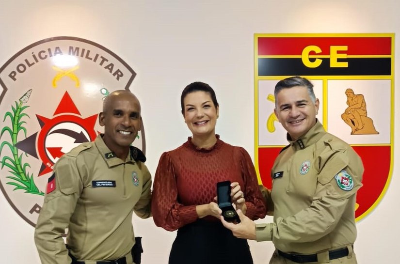 Perita criminal do IC de Maceió recebe medalha da Polícia Militar da Paraíba