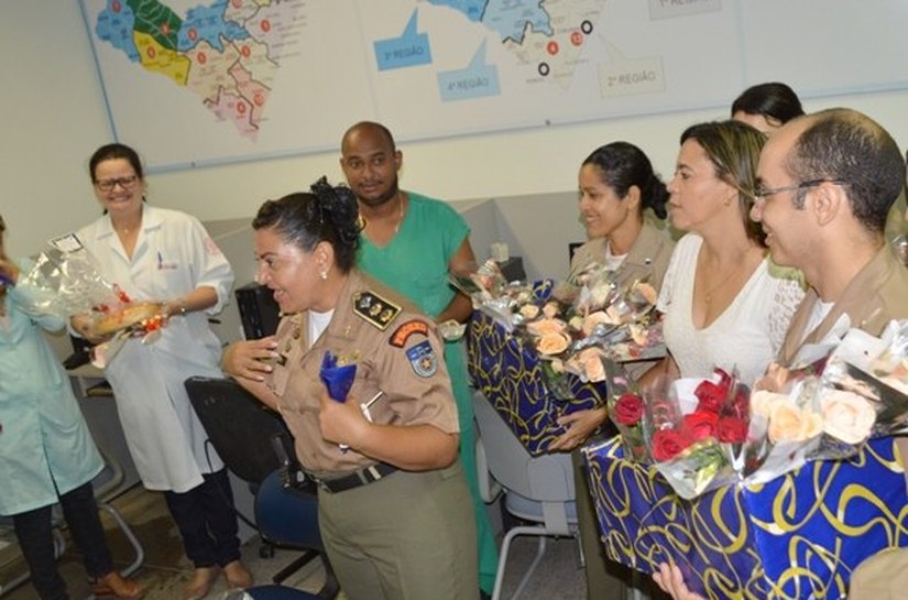 PM-AL distribui rosas e brindes em gratidão pela dedicação dos profissionais do HGE