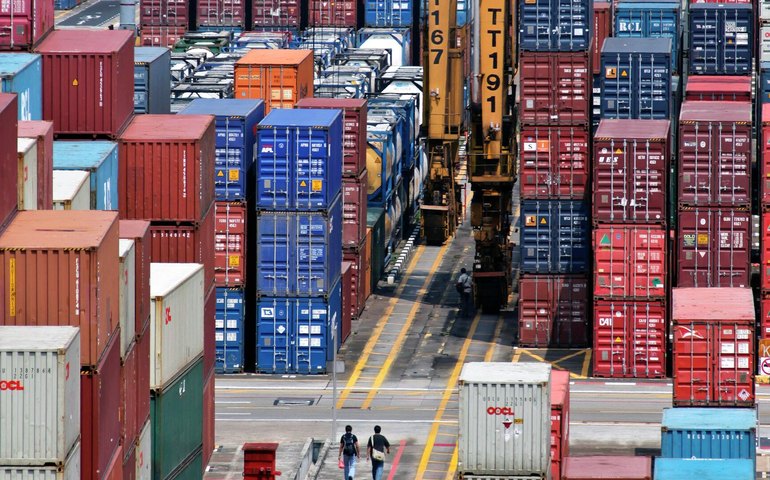 Comércio global: pedidos de navios porta-contêineres aumentam mesmo com desaceleração