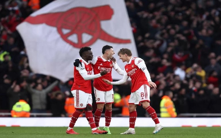 Arsenal leva gol relâmpago, mas consegue virada e mantém folga na ponta do Inglês