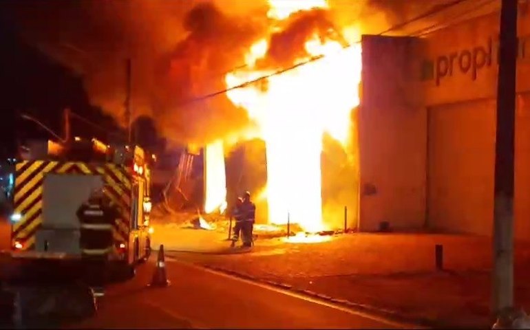 Incêndio de grandes proporções atinge madeireira no Barro Duro, em Maceió