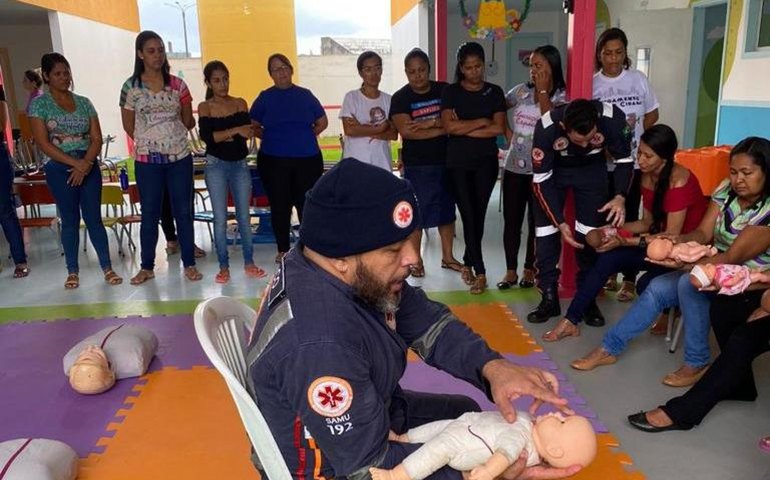 Profissionais da Creche Cria de São Miguel dos Campos são treinados com técnicas de primeiros socorros
