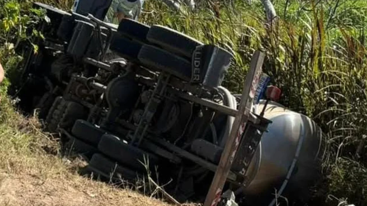 Motorista de caminhão-pipa morre após veículo capotar no Sertão de Alagoas
