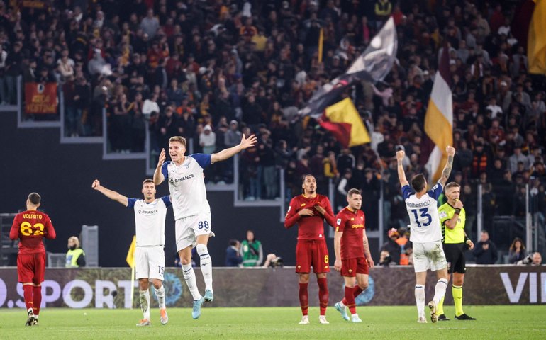 Lazio vence clássico em falha de brasileiro e continua na caça ao Napoli