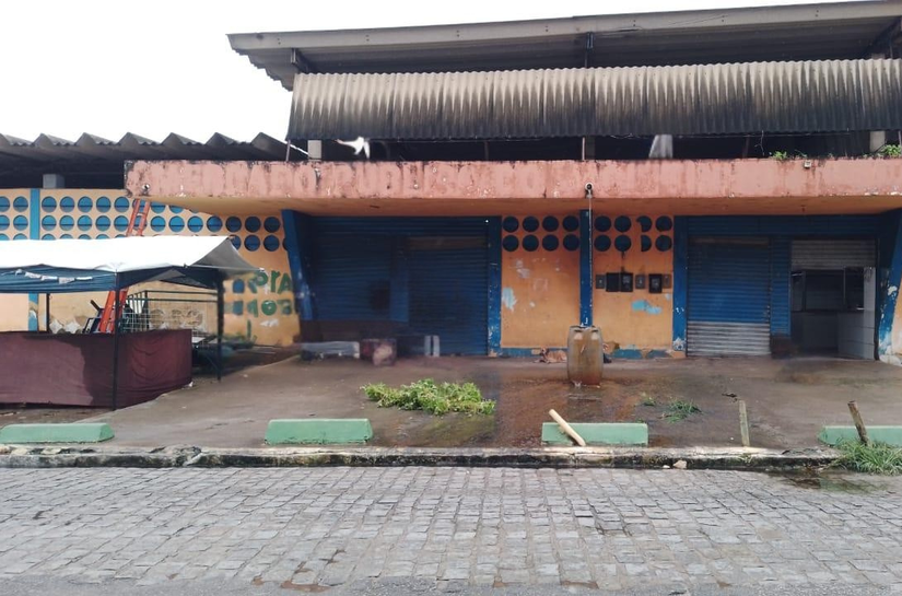 Homem é preso após ser flagrado vendendo drogas em uma barraca de coco, no Mercado do Jacintinho