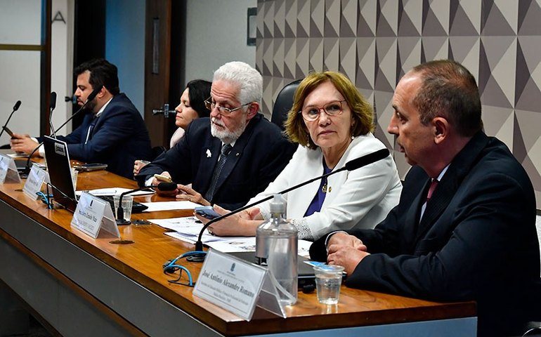 Debatedores sugerem incentivos à permanência de médicos no interior