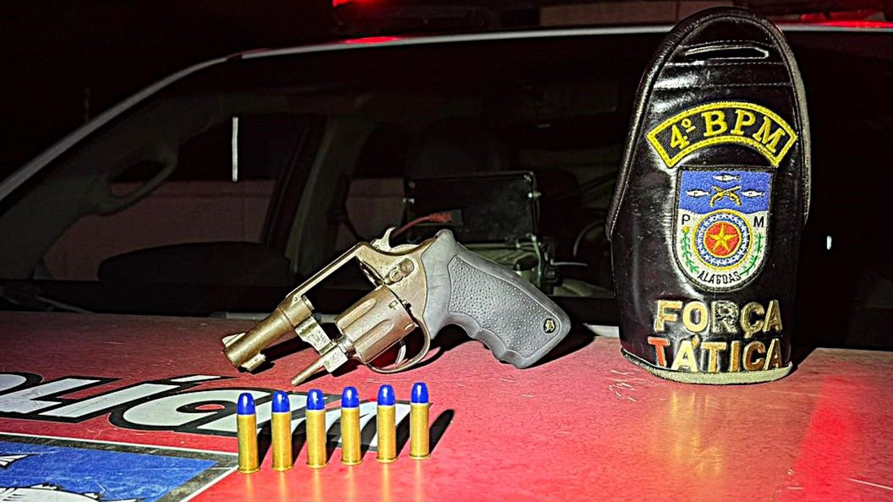 PM apreende arma, drogas e recupera veículo roubado