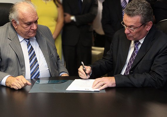 Domingos Araújo é empossado desembargador do TJ de Alagoas