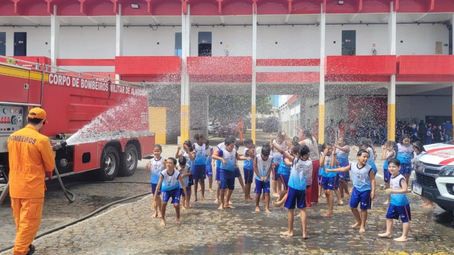Corpo de Bombeiros recebe visita de 600 crianças em comemoração ao Dia do Soldado