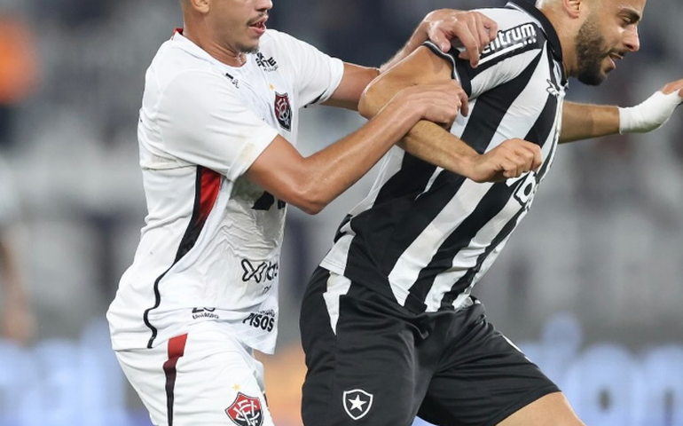 Botafogo pressiona, vê o goleiro do Vitória brilhar e empata sem gols no Engenhão