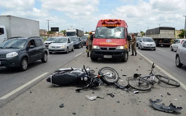 Álcool e perigo na AL-220: colisão entre moto e bicicleta deixa jovem ferido em Arapiraca
