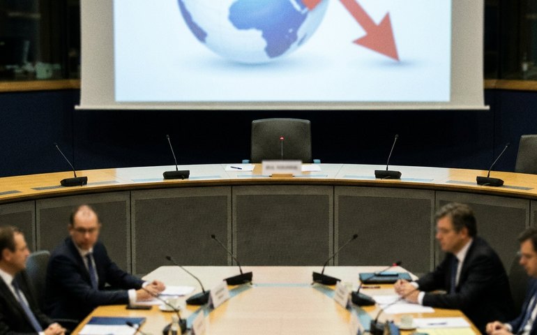 UE amplia pacote de sanções contra Rússia e instituições usadas por Moscou para gerar receita