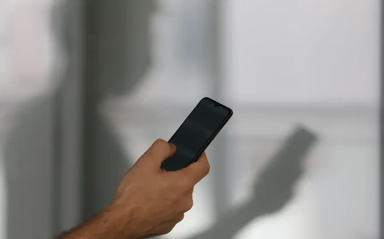 Pele irritada? Pode ser o celular! Dermatite de tela é o novo mal causado pelo uso excessivo de eletrônicos