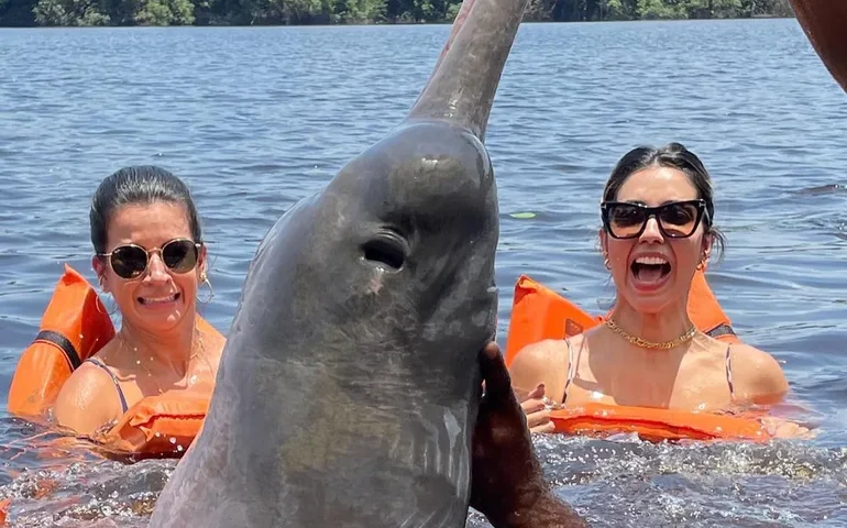 Nora de Tite e mulher de Everton Ribeiro, do Flamengo, são amigas e parceiras de beach tennis