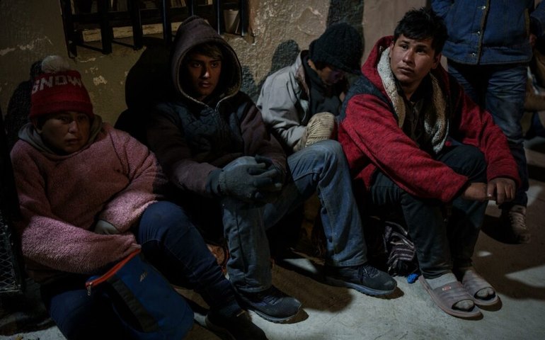 Com abrigos de refugiados lotados, Nova York declara crise humanitária