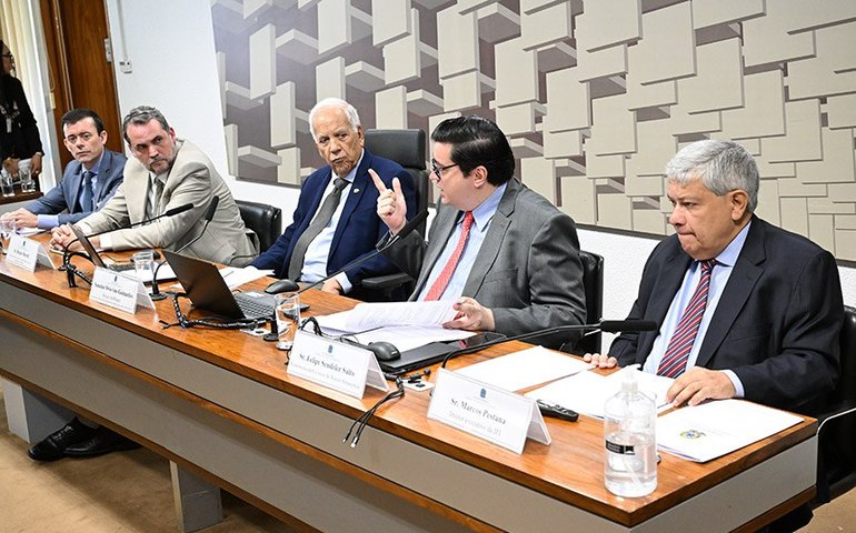 Debatedores apontam prós e contras em criar limite para dívida pública