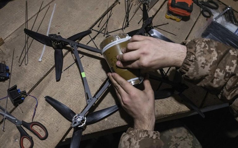 Defesa antiaérea da Rússia abate mais de 20 drones ucranianos na região de Leningrado