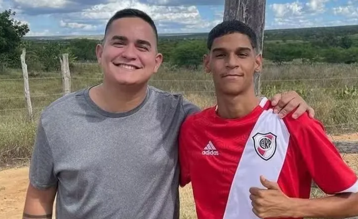 Luva de Pedreiro ao lado do ex-empresário Allan Jesus, com quem rompeu contrato