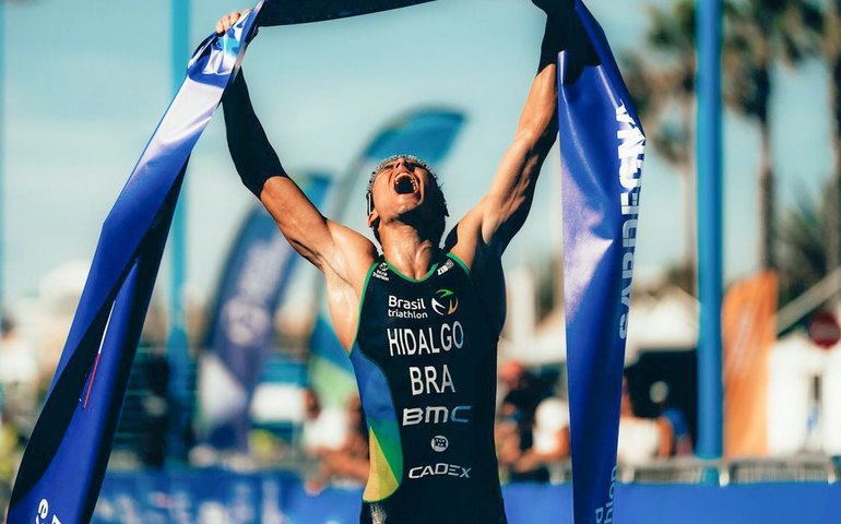 Miguel Hidalgo conquista vitória histórica na elite do triatlo mundial