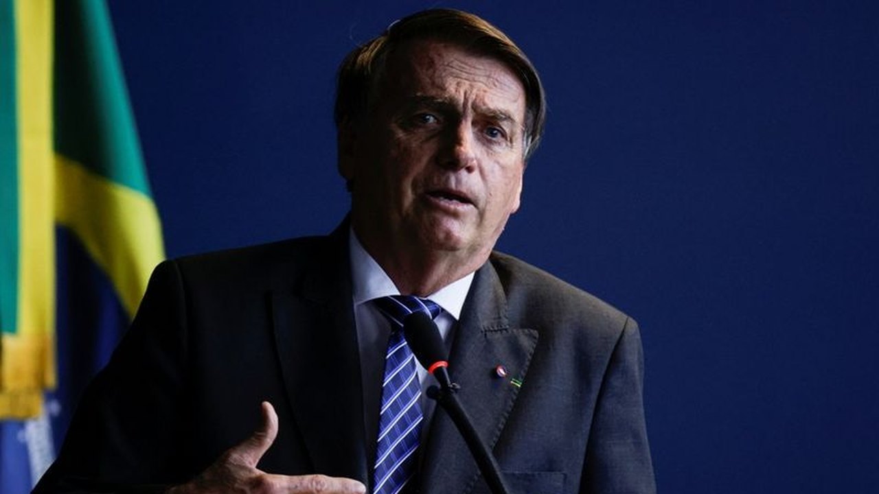 Na TV, Bolsonaro promete reduzir preço dos alimentos e usa MST para atacar Lula
