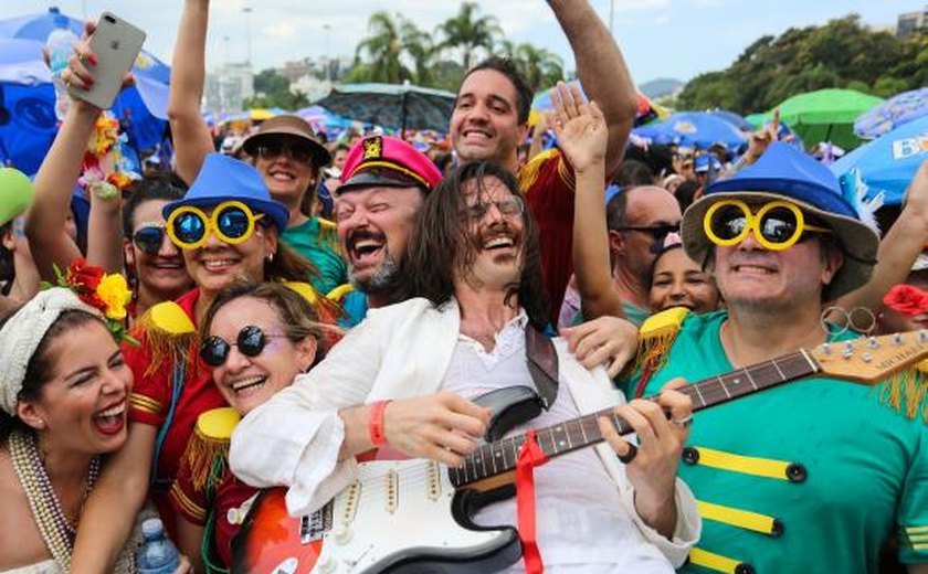 Sargento Pimenta mistura Beatles e ritmos brasileiros no carnaval do Rio