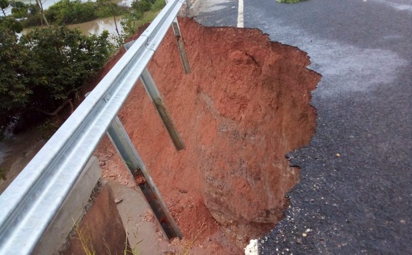 Chuvas danificam pontes de rodovia estadual e de estrada na zona rural de Penedo