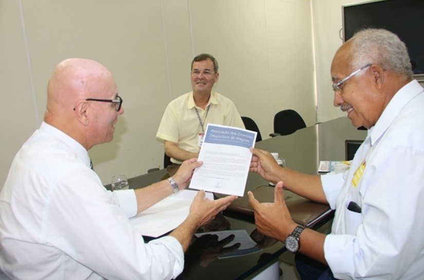 Associação dos Cronistas Desportivos homenageia secretário Enio Lins