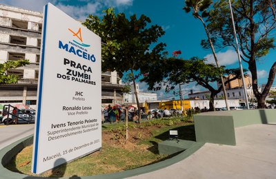 Após reforma, Praça dos Palmares, no Centro, é entregue pelo prefeito JHC 
