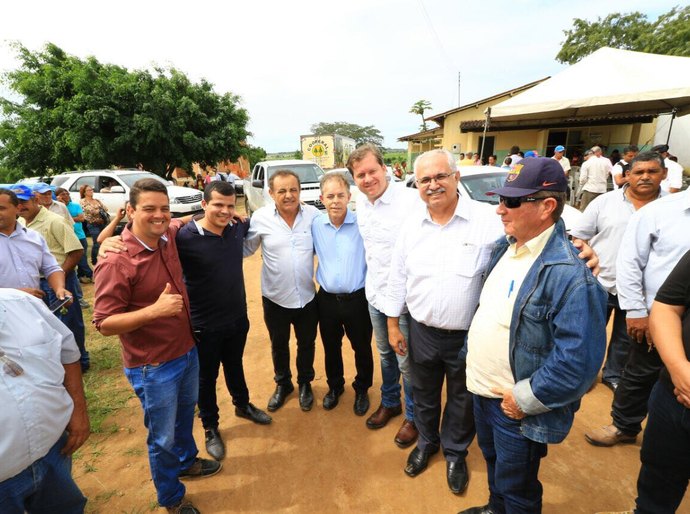 Ministro Marx Beltrão entrega tratores em Arapiraca e São Sebastião