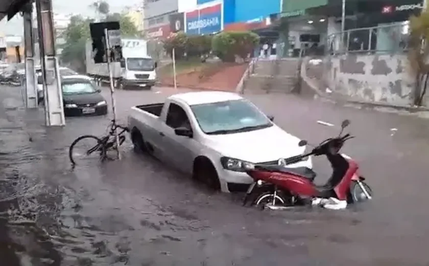 Temporal provoca alagamento em várias ruas e bairros de Arapiraca na tarde desta sexta (10)