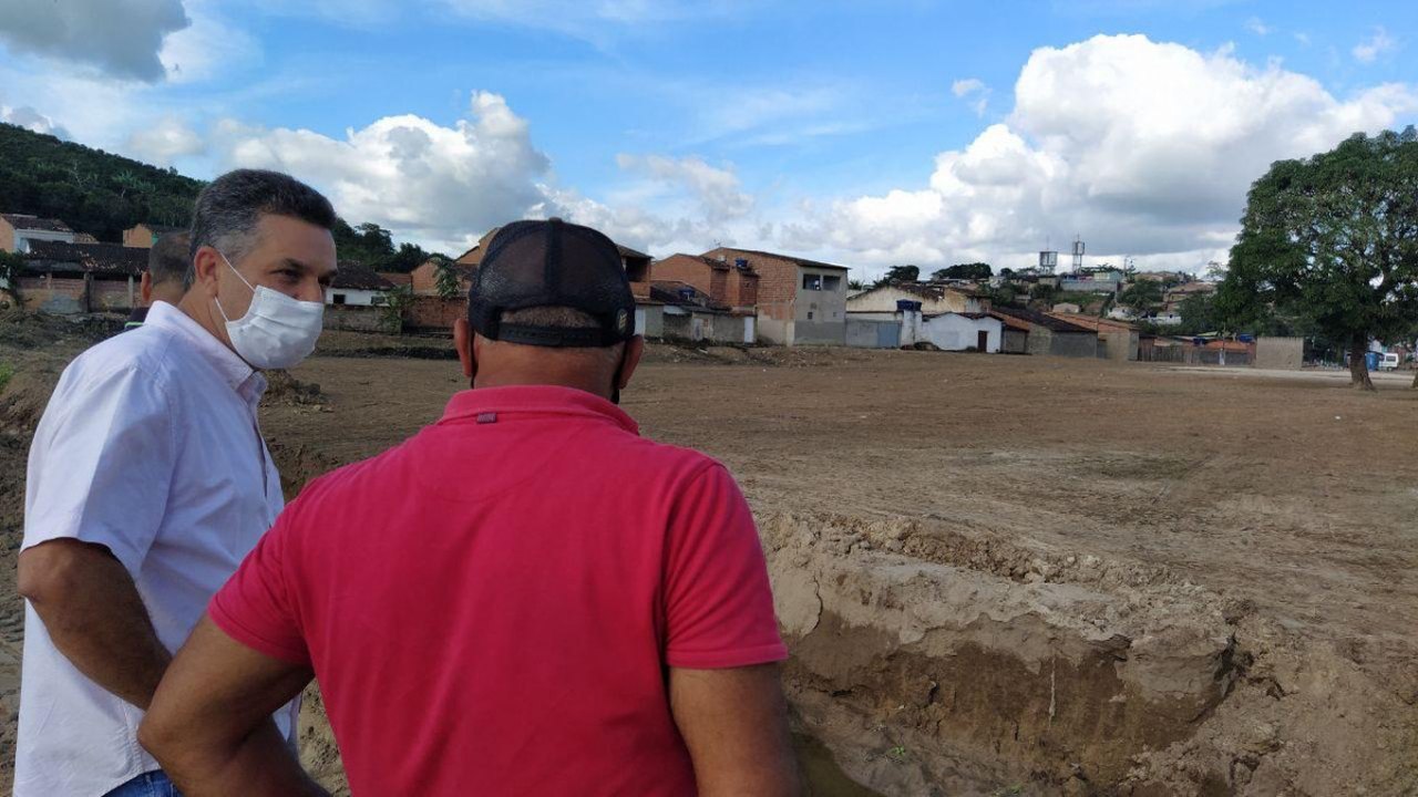 Obra de drenagem na orla de Branquinha vai facilitar escoamento de águas