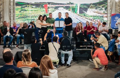 Governador Paulo Dantas garante investimentos para infraestrutura e educação de Carneiros