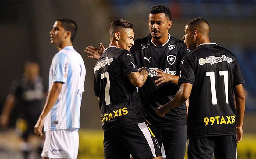 Botafogo vence o Macaé e se isola na ponta da B