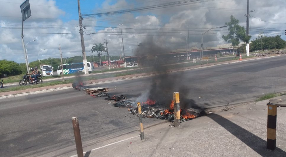 Com semáforo inoperante, moradores bloqueiam trecho de avenida na Zona Oeste de Aracaju / Foto: Foto: Reprodução/Redes Sociais