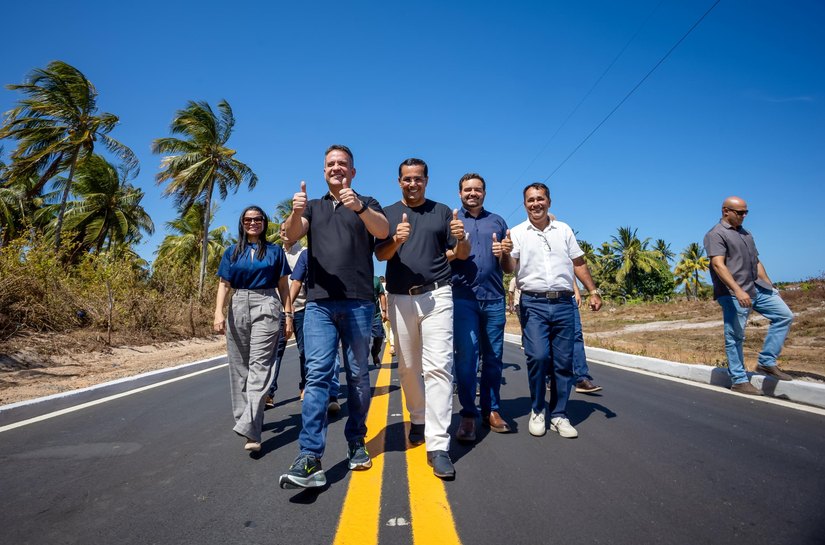 Governo inaugura rodovia que liga o centro de Feliz Deserto à indústria de beneficiamento de coco