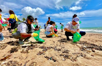Mutirão recolhe resíduos descartados de forma irregular na praia da Jatiúca